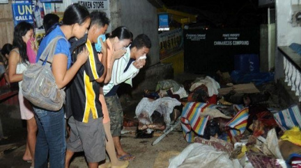 Oběti bouře na Filipínách skončí v hromadných hrobech. Mrtvých je více jak 600