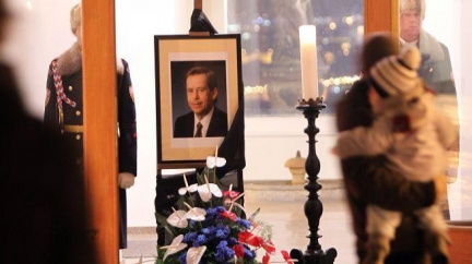 Rakev s Havlovými ostatky bude vystavena od 12:00 v Pražské křižovatce