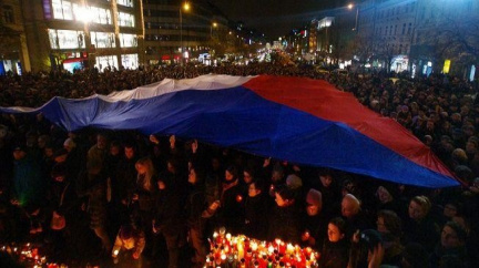 Tisíce lidí uctívají Havlovu památku v centru Prahy