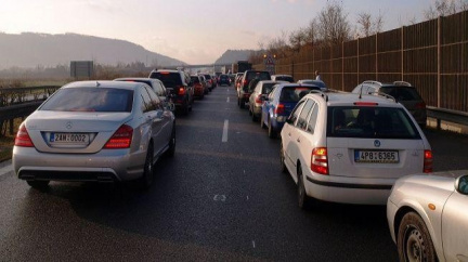 Šofér vystoupil z kamionu. Smetlo ho auto