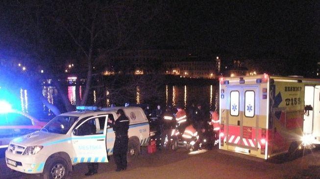 Mladá dívka, která skočila z Karlova mostu, zemřela v nemocnici