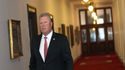 Besser oficiálně skončil v čele ministerstva, Klaus přijal demisi 