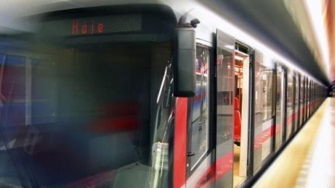 Pád člověka na koleje opět zastavil pražské metro C