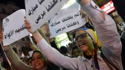 V Káhiře se střetlo na dvě stě odpůrců a příznivců prezidenta Mursího