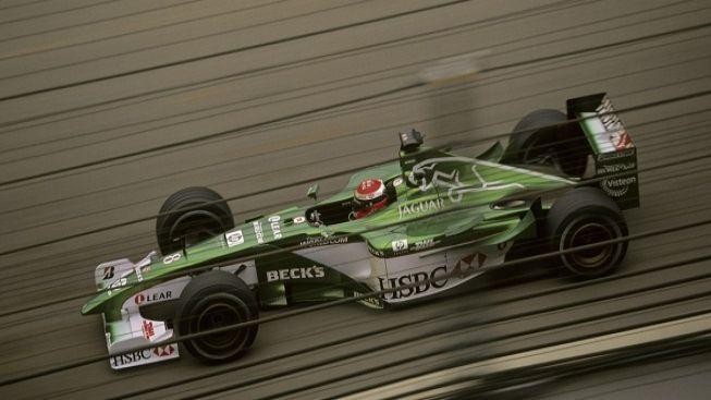 Räikkönen prorazil svodidla. Velká cena Británie se musela jet znovu