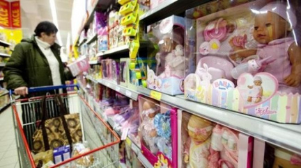 Češi šetří. Za Vánoce letos utratí o pár stovek méně než loni