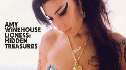 Posmrtná deska Amy Winehouse je v čele britské hitparády