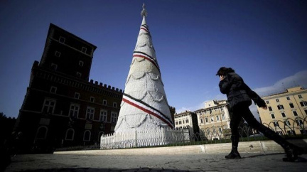 Řím odstranil umělý vánoční strom. Nikomu se nelíbil