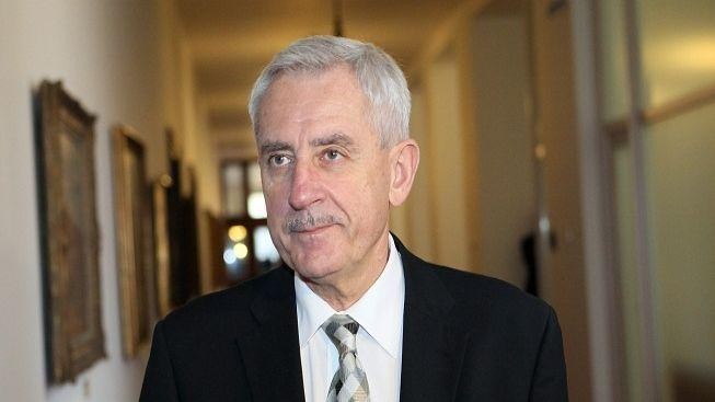 Heger čelí spekulacím: Zveřejnil platy lékařů