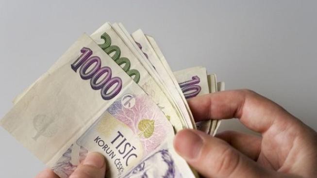 Mzdy příští rok klesnou, tvrdí analytici