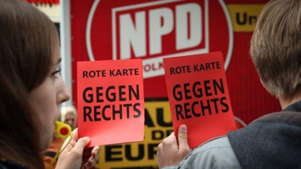 Němečtí pravicoví radikálové vydělávají miliony na prodeji reklamních předmětů