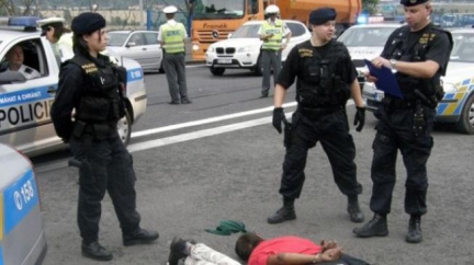 Divoká honička: Policie pronásledovala tři muže v ukradeném autě 