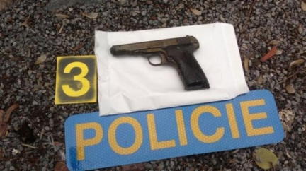 Uloupili 70 milionů a vůz bezpečnostní služby pak zapálili