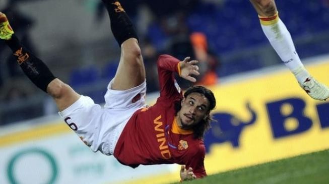 Útočník Osvaldo byl za facku spoluhráči suspendován