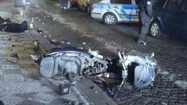 Dvojice na skútru ujížděla policii, jeden muž zemřel 
