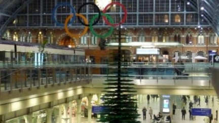 Vánoční strom z Lega vyrostl na londýnském nádraží