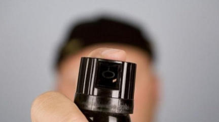 Drsný policejní zákrok: Demonstruješ? Pepřový sprej na tebe!