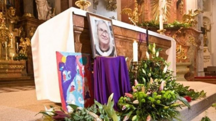 S Jirousem se loučilo až tisíc lidí. Modlitbu pronesl Karel Schwarzenberg