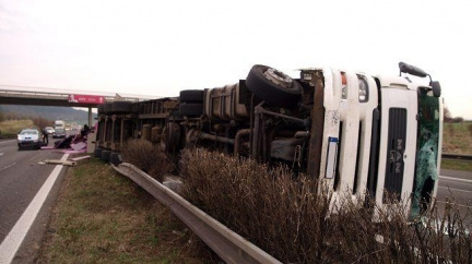 D11 na Prahu je uzavřená: Vybouraný kamion zablokoval všechny pruhy