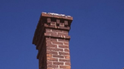 Muž se chtěl dostat do domu komínem! Zdržel se v něm 10 hodin