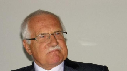 Klaus podepsal novelu zákoníku práce, mění se podmínky odstupného 