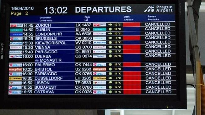 Mlha a smog omezují leteckou dopravu. Ruzyně ruší lety