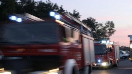 V pražských Vysočanech hoří sklad barev, zřítila se už část budovy