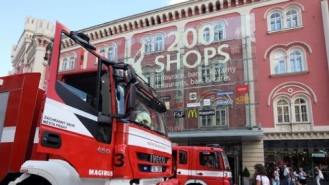 Anonym hrozil bombou v pražském Palladiu   