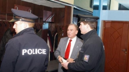 Sjezd ČSNS 2005 začal konfliktem, bývalého šéfa vyvedla policie 