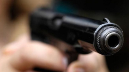 Muž se zbraní vyloupil banku v Plzni. S penězi ujížděl směrem na Prahu