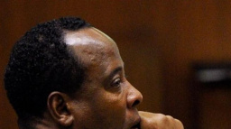 Porota vynesla verdikt. Lékař Murray je vinen ze smrti Michaela Jacksona