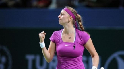 Kvitová porazila Kuzněcovovou a tenistky dělí bod od titulu  