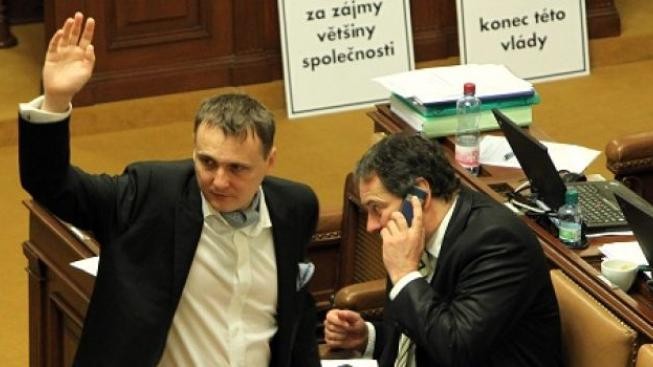 Bárta ukázal zdvižený prostředníček. Znamenal, že jsou poslanci jedničky?