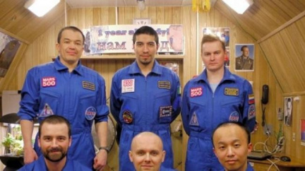 Obskurní experiment: Za 500 dní v zajetí inkasovali miliony!