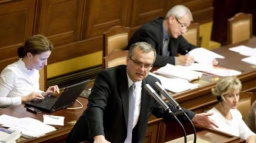 Koalice si do reformních zákonů "kecat" nenechá, prosadila omezení řečnické doby 