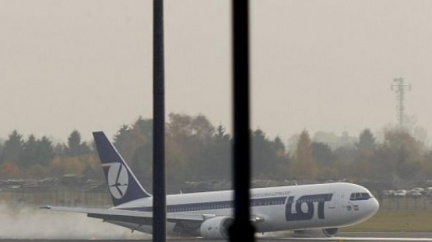 Mistrovský kousek pilota: Obří Boeing přistál bez podvozku!