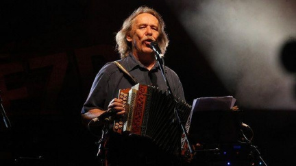 Českou albovou hitparádu vede Nohavica