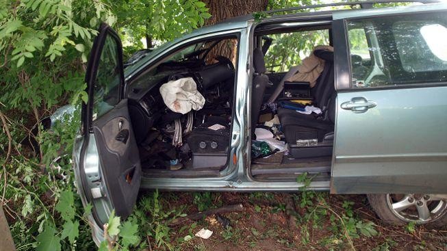 Při nárazu auta do stromu se zranili tři lidé