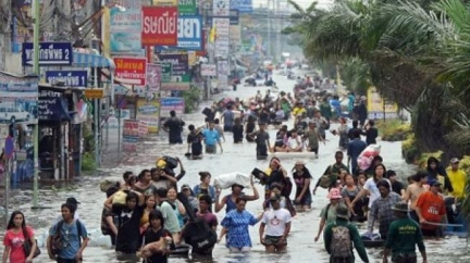 Bangkok je ze všech stran obehnán vodou, lidé prchají, než bude pozdě