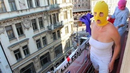 V Karlových Varech lidé vyjádřili podporu Pussy Riot a vyšli do ulic