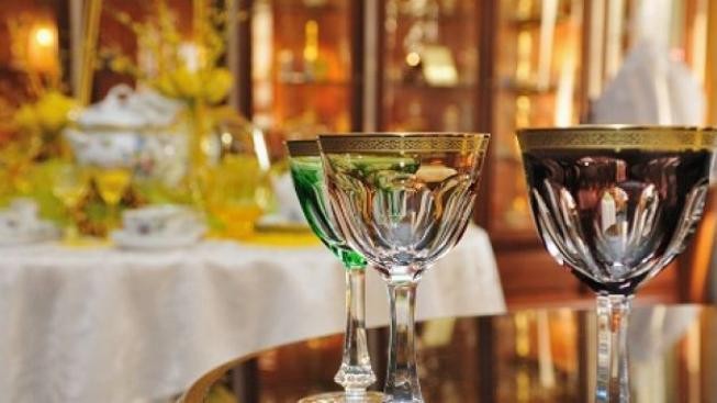 Nečas napodobí Beneše. Obamovi věnuje luxusní sklo