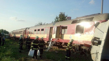 V České Lípě došlo ke srážce rychlíku a auta. Dvě ženy jsou těžce zraněné