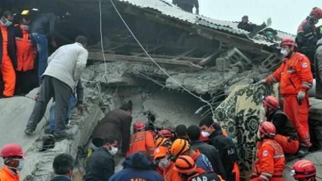 Zázrak! V Turecku 48 hodin po zemětřesení našli v troskách živé dítě i jeho matku