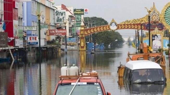 Záplavy v Thajsku nepolevují. Vláda vyhlásila "povodňové prázdniny", nechala uzavřít letiště 