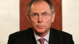 Švejnar podpořil v prezidentské volbě Schwarzenberga