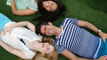 Přitažlivost mezi kamarády: Výhoda nebo prokletí?