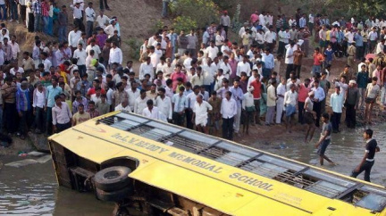 Při nehodě autobusu v Nepálu zahynulo nejméně 27 lidí