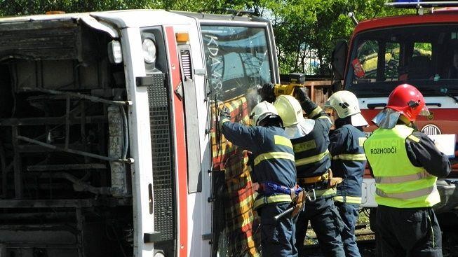 U Příbrami se převrátil autobus. Řidič asi dostal mikrospánek