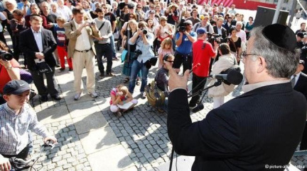 Židé demonstrovali společně s muslimy, chtějí svou obřízku