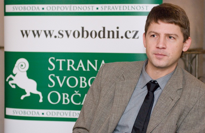 Ekonom to spočítal Nečasovi: Podívejte se, kde všude vás vláda oškubává